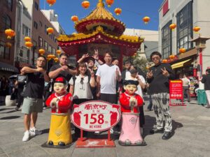 神戸・南京町での苫小牧青年会議所メンバーの集合写真